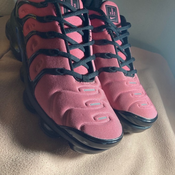 vapormax plus red violet blue